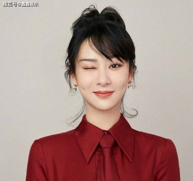 杨紫晒出新年照片,看清她闭着眼的双眼皮,整没整容一目了然