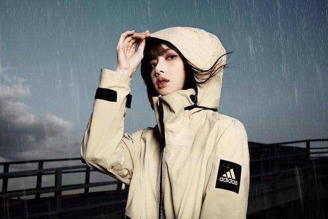 lisa穿着adidas奶茶色myshelter防水风衣外套潮中带仙