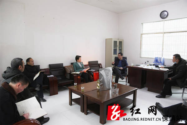 保靖县委副书记,县长杨志慧现场办公杨志慧在保靖东高速公路口督导