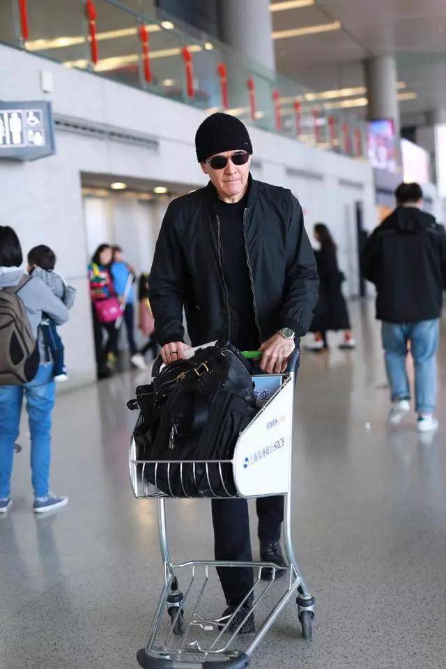 近日费翔难得出现在公众的视野中,其独自现身上海机场,一身黑色的搭配