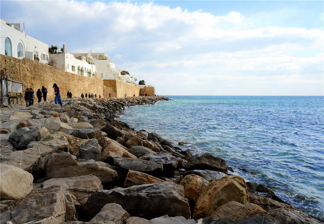 在腓尼基人创建的古城堡体验地中海迷人的海滨风光