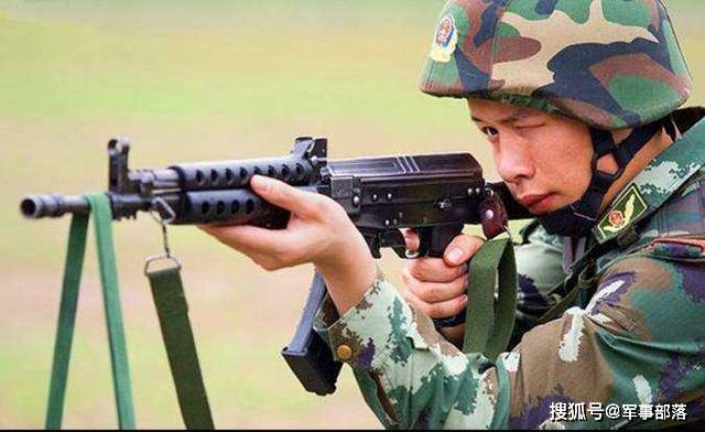 机械式瞄具步枪瞄准目标射击时枪身是平直对准目标吗