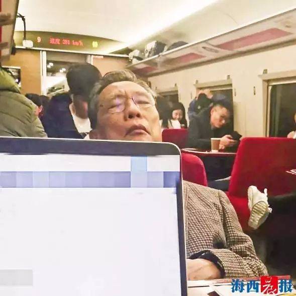钟南山在开往武汉的动车上小憩.