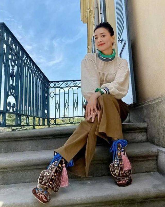 原创真搞不懂张庭的审美!花边上衣配开叉裤,土味时尚妙不可言!