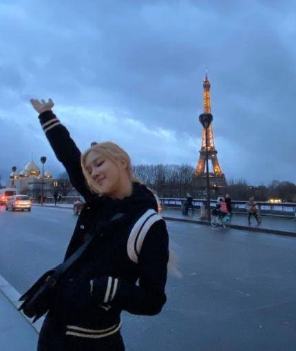 23岁朴彩英巴黎度假照,棒球服 马尾辫,青春靓丽feel十足