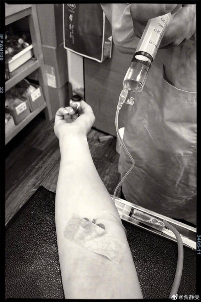 贾静雯发烧害怕患肺炎感慨人间冷漠曾亲手拔掉父亲的氧气罩