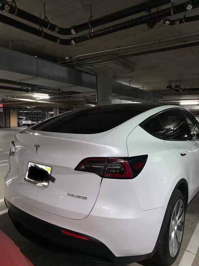 特斯拉model y白色座椅版現身洛杉磯地下車庫