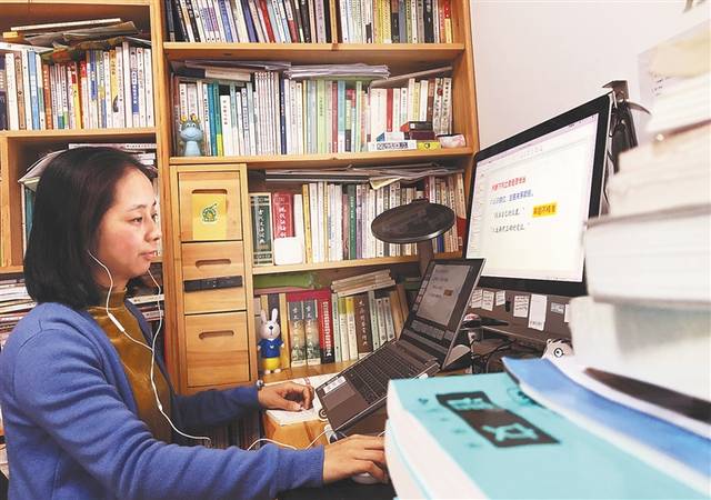 海南部分学校近日通过网络平台向学生直播授课