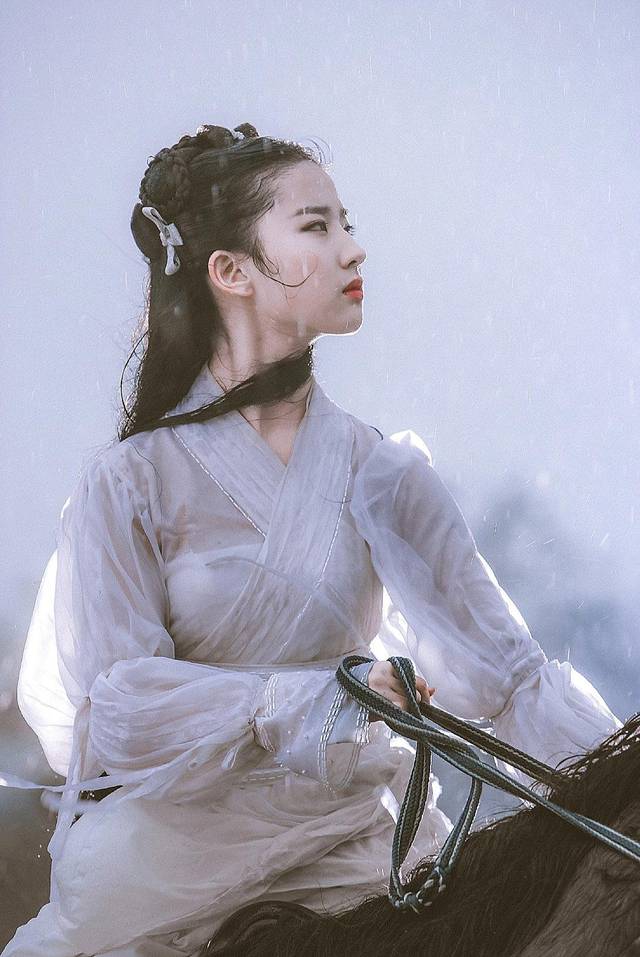 原创金庸爱过的女人都在小说里,"黄蓉"温柔秀气,小龙女原型太美了