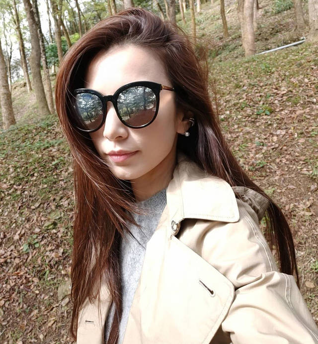 原创36岁田馥甄素颜白嫩如20,风衣牛仔裤气质佳,父母穿衣却很接地气