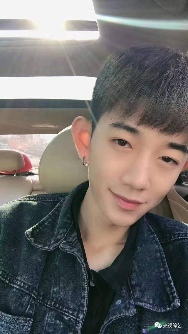 22岁小伙先天失聪,自食其力开网店,阳光面对生活