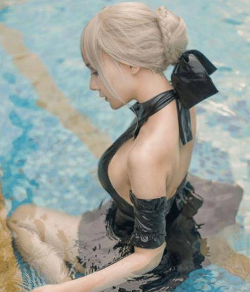 抖音"泳衣女神"玩的有多野?把"塑料袋"裹身上,网友:就不怕破了?