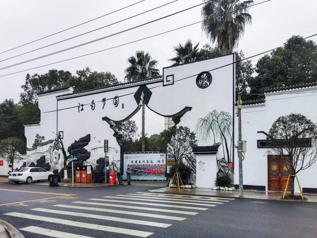 等大排档里吵到必须扯着嗓子说话 等去梦江南公园赏花的人比花还多 等