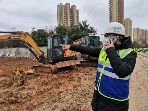 火神山医院建设者除夕夜在施工现场与在医院工作的妻子打电话