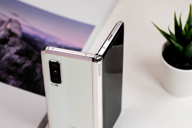 折叠屏形态 多任务处理,三星w20 5g版手机体验