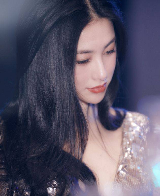 36岁朱珠被誉"最美面孔",性感打扮好大胆,低头那刻我动心了