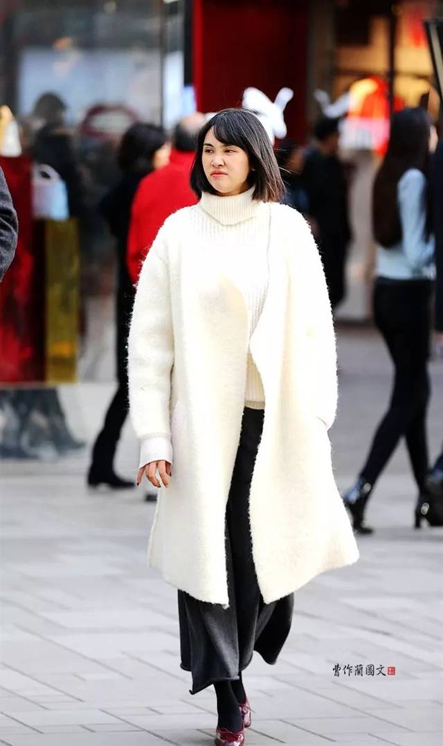 街拍:20个穿白色大衣的美女,个个漂亮