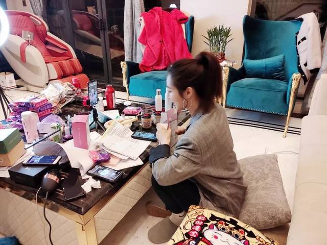 一开始薇娅乖乖坐在沙发上,看着看着,小编发现 薇娅的坐姿逐渐奔放