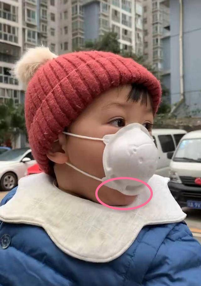 宝宝第一次戴口罩妈妈揭下后不淡定了网友可爱到爆