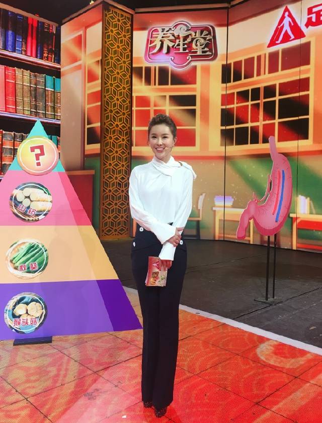 采访钟南山女记者微博设置仅半年可见 平时看她主持节目并不是这样子