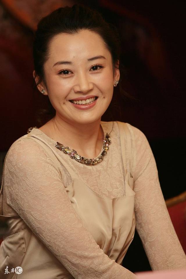 50岁的那英和老公近照曝光烟不离手憔悴不堪被48岁许晴秒杀