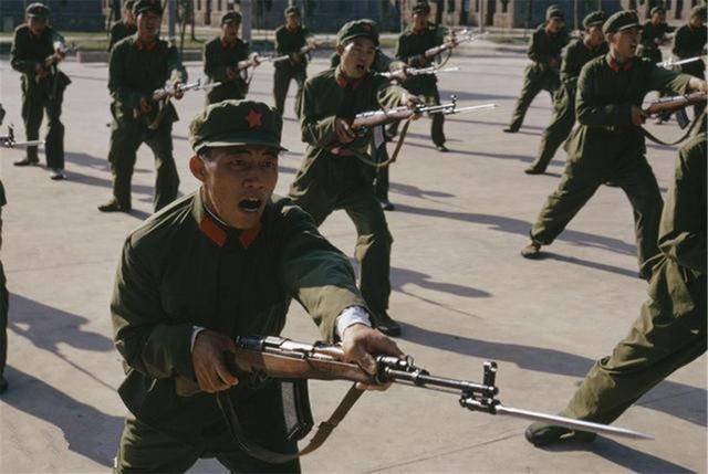 老照片:七十年前的解放军仪仗队,简朴而庄重