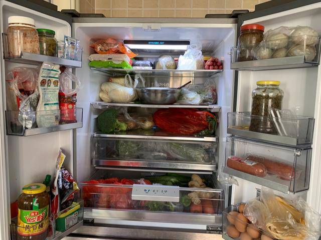 说起来冰箱保鲜里的蔬菜确实不多了,基本都空了,估计吃不几天啦,幸亏
