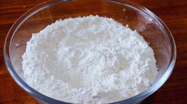 做法: 把300g面粉放入碗中,加3g食用盐,搅拌均匀.