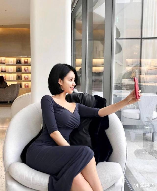 贵妇气质美女剪刀领黑色修身裙稳重大方轻松彰显成熟女人味