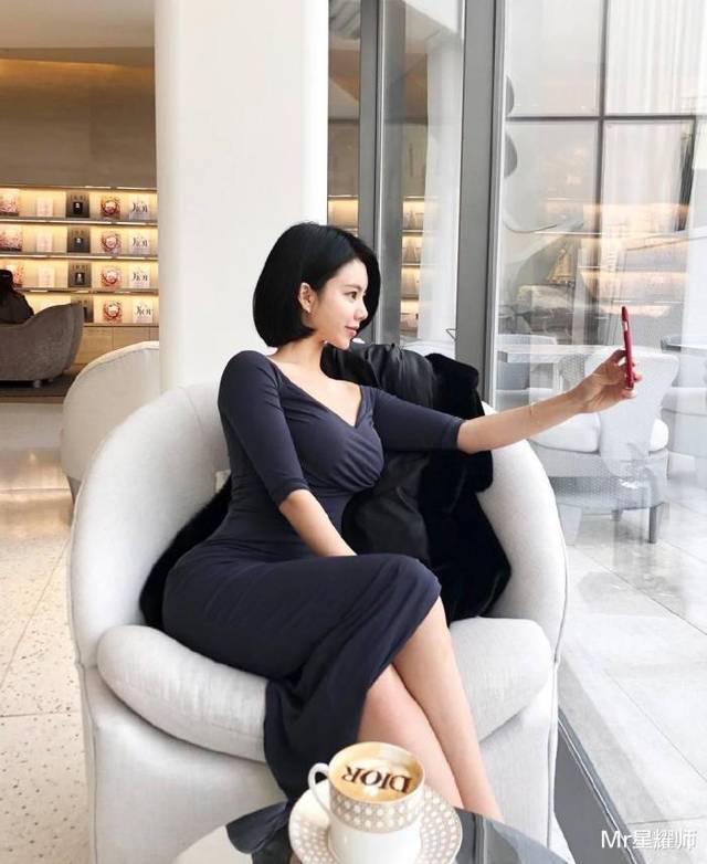 贵妇气质美女,剪刀领黑色修身裙稳重大方,轻松彰显成熟女人味