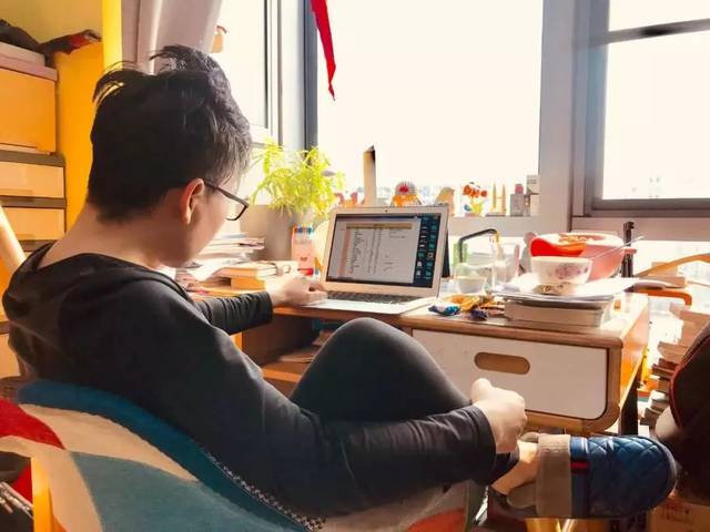 月亮睡了你不睡,你是居家办公好宝贝?哈哈!