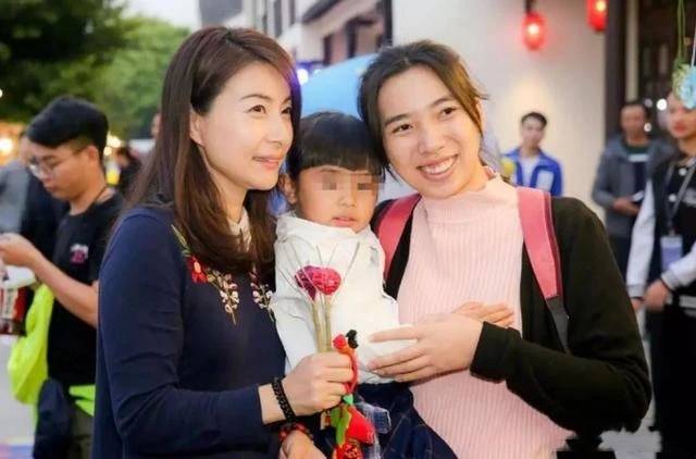 霍启刚郭晶晶带儿女参加活动两岁女儿样貌曝光漂亮如洋娃娃