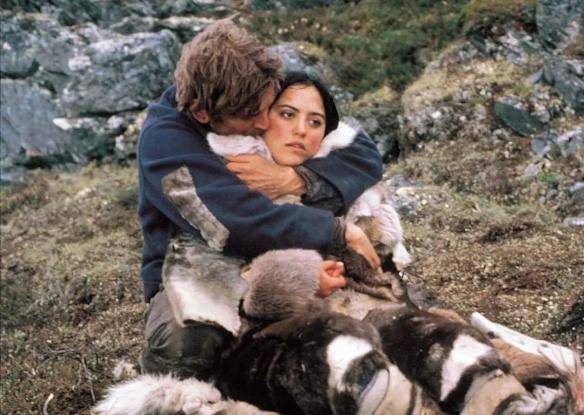 《极地重生》这部电影是以二战时期为背景故事,讲述了被沦为战俘的