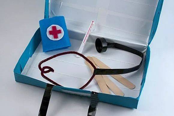 自己动手,做出医生工具包,一起来玩医生扮演游戏吧!