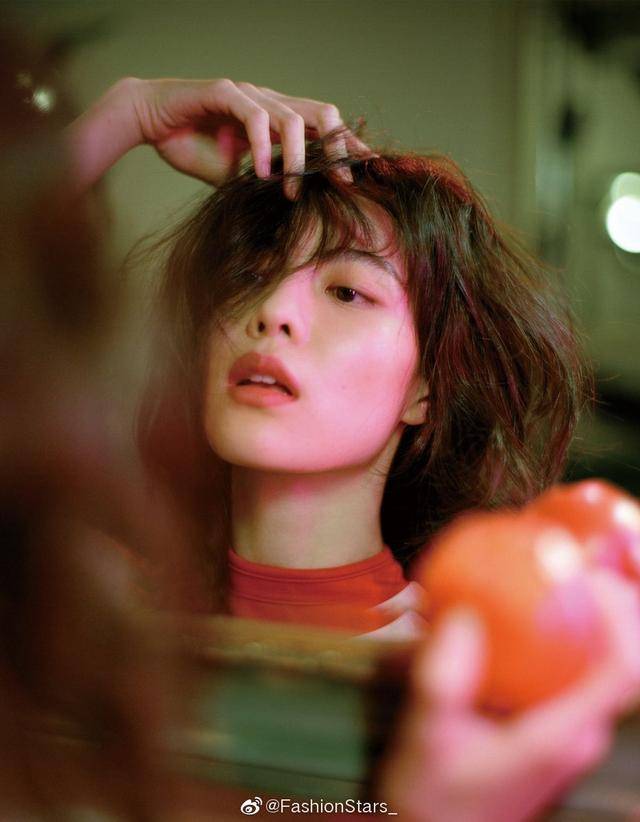 钟楚曦复古写真集卷发造型在光影间尽显港风气质飒气十足