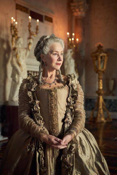 原创20岁性感女星出道,69岁再度挑战出演女君主:做远方忠诚的孩子