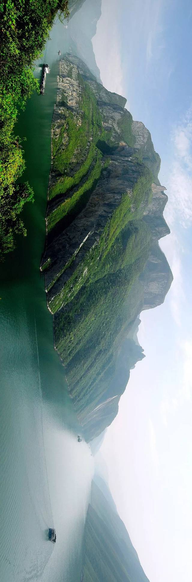 藏,滇,川 冲出夹江对峙的层层峡谷 从宜昌奔涌而出 经历了九曲回肠的