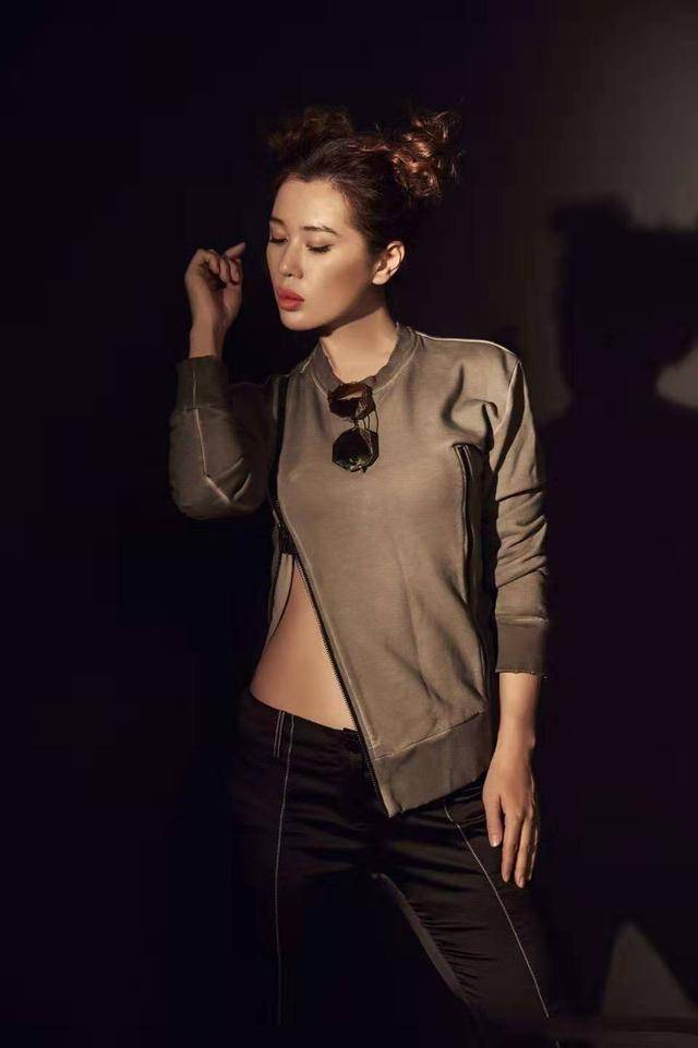 "厚嘴唇"也能美,43余男穿"塑料裙"秀好身材,戴墨镜撞脸朱莉