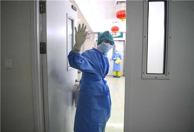 早她一步穿好防护服的每一位医护人员进入病房前,她都走过去给予激励