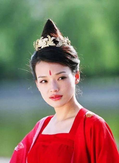 在额头画花的梅花妆,这么多女星都尝试过,但也不是人人都好看