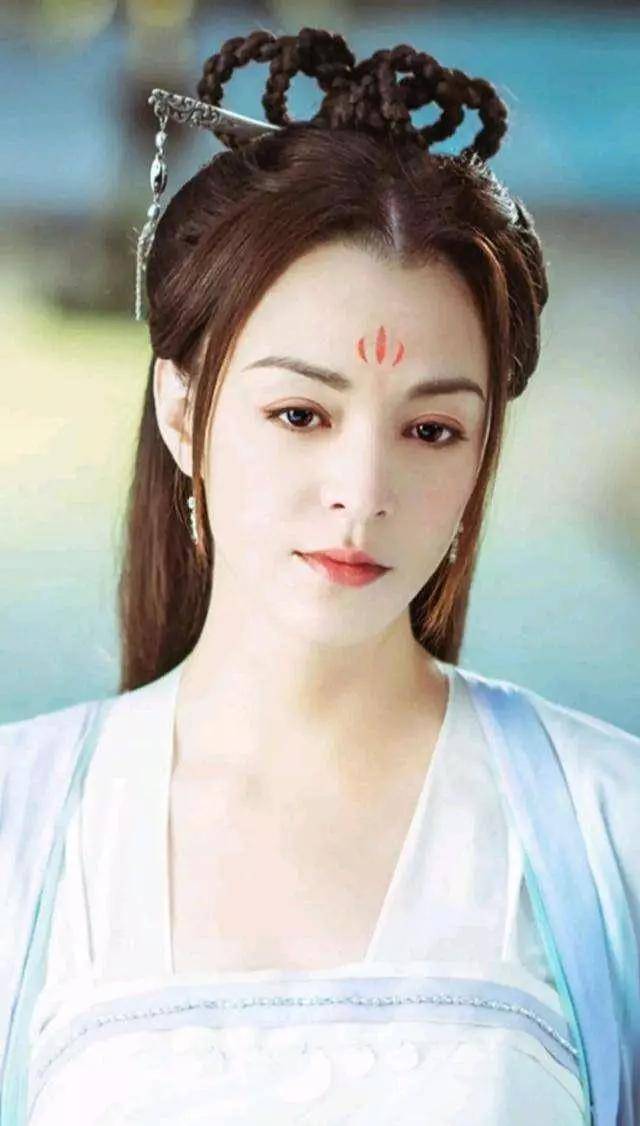 在额头画花的梅花妆,这么多女星都尝试过,但也不是人人都好看