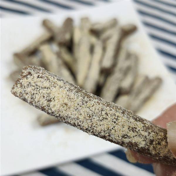 做好的豆根糖 上面可以撒些熟豆粉保存 吃起来还是小时候那个味道