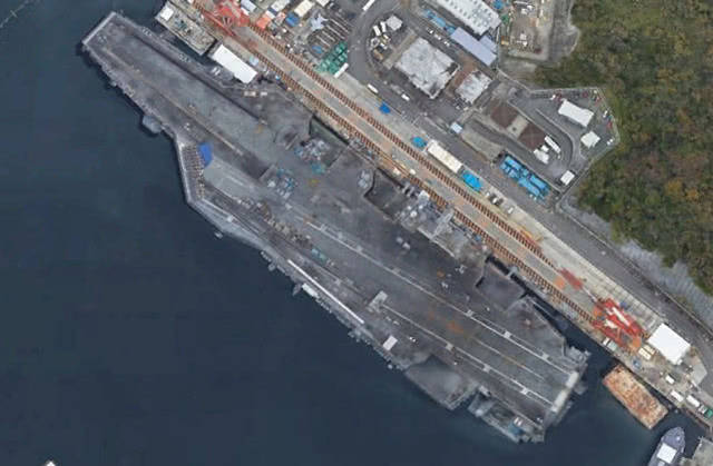 横须贺海军工厂维修的美军航母