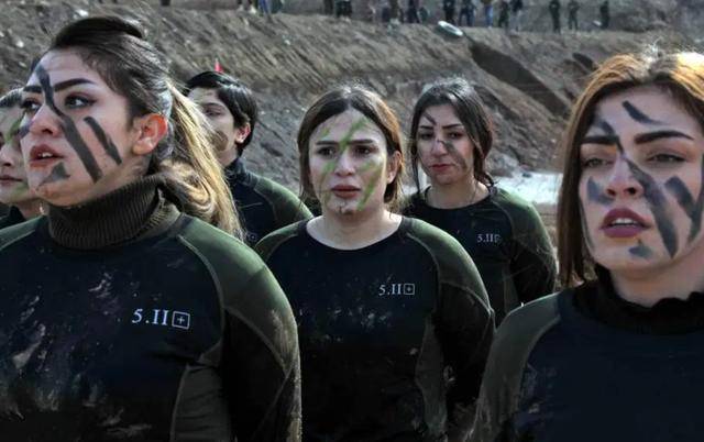 原创库尔德女兵硬核毕业照曝光,生吃兔子和蛇,展示如何杀死男兵