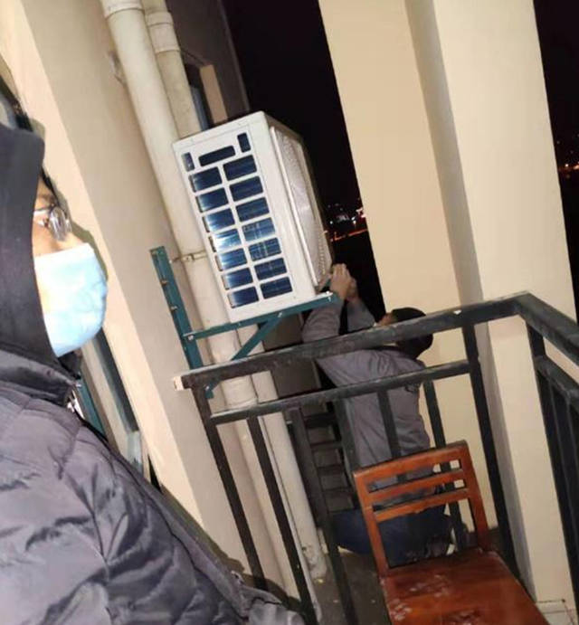 深夜,青山区改造项目的公租房里,海尔空调服务兵正紧急安装空调