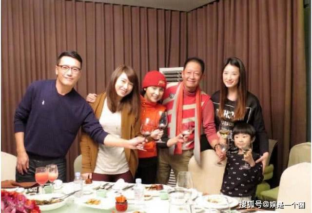 原创52岁王志文全家福,总裁老婆比前任徐帆厉害,儿子长相一言难尽