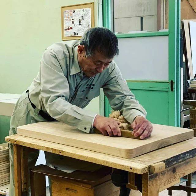 早在秋山利辉26岁时,他就凭借高超的木工技艺,接到了来自日本皇镜的
