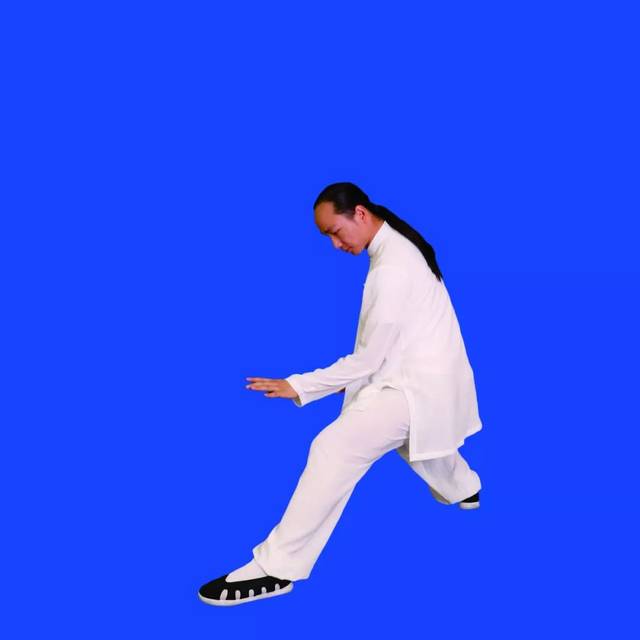 6,向左转腰,两手向外挤出,形成左弓步.