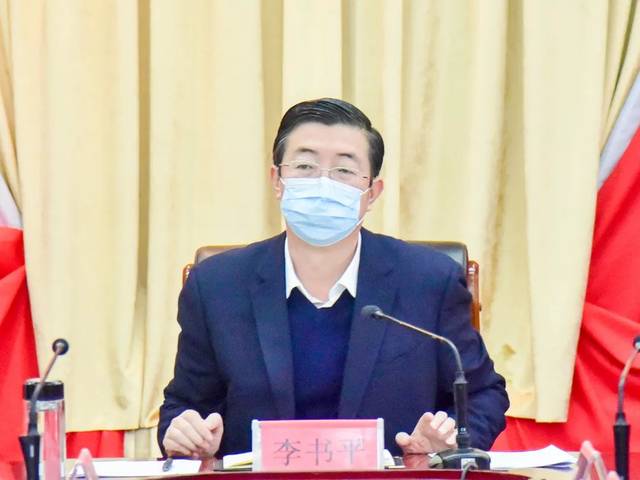 2月15日上午,政府区长李书平主持召开 加快全区商户门店复工复业与