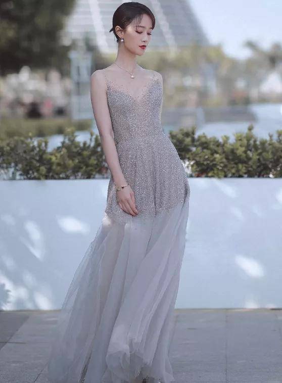 分手后蓝莹盈变化大!性感打扮露面,"蛇精腰"惹人看呆